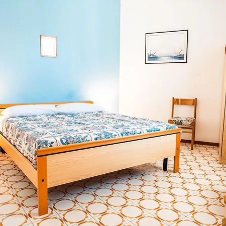 Lägenhet Colourful With Terrace In